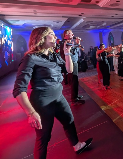 Silver Service Singers - Singing Waiters and Singing Waitresses performing together