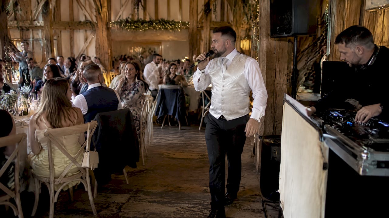 Live singer and DJ handing over at wedding